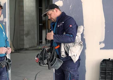 Innenausbau Experte auf einer Innenausbaubaustelle