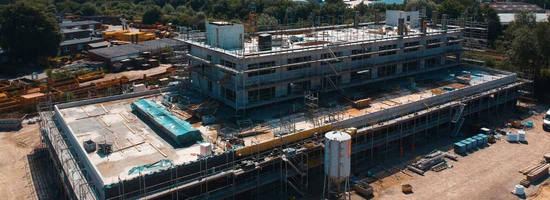 Mitarbeiter des Bauuntnernehmen der Kubau GmbH Luftaufnahme von Maurerarbeiten der Kubau GmbH