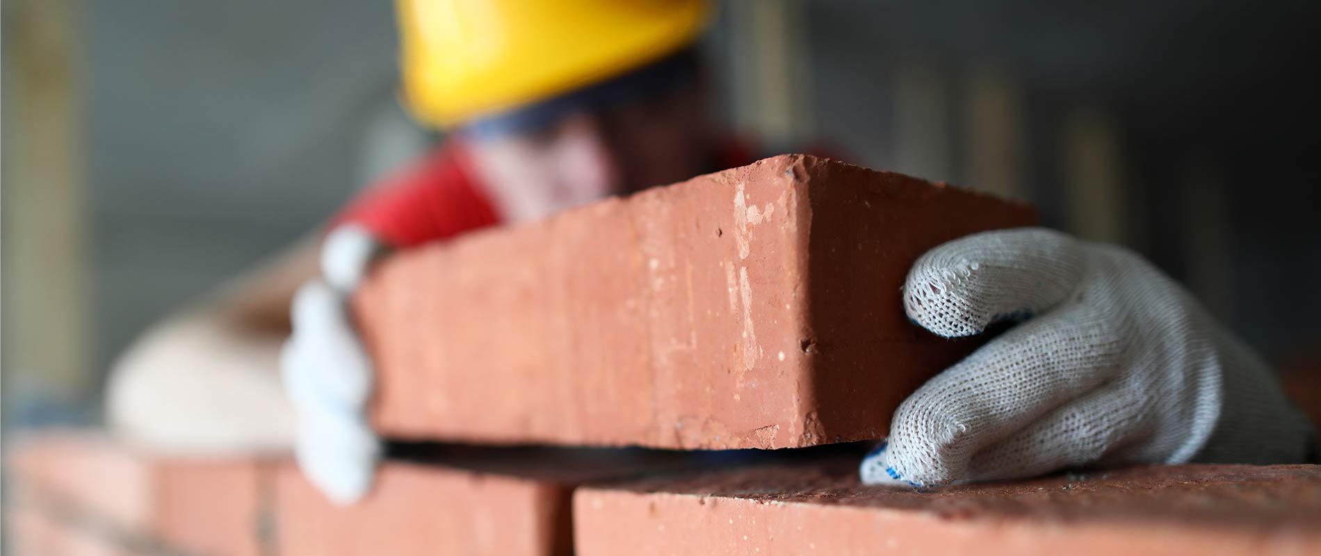 Maurerarbeiten Maurer mauert eine Mauer